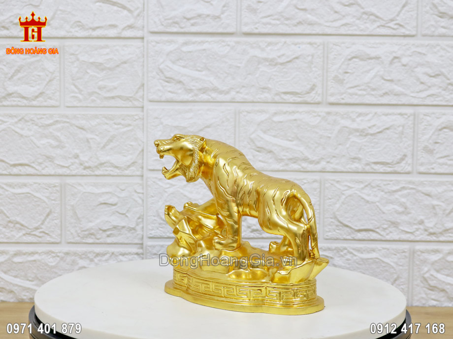 Pho tượng hổ phong thủy được đúc hoàn toàn từ nguyên liệu đồng vàng nguyên chất